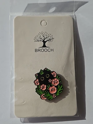 Söt brosch med katt och blommor  - Köpt i Thailand 