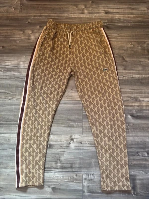 Lacoste beige - Jätte fin Lacoste byxa i den beige variationen. Sitter oerhört bra och passar nästill allt. Koftan finns till den vid intresse