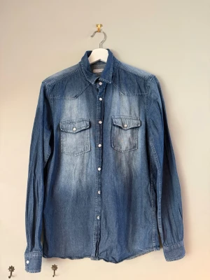 Jeans skjorta - Best Mountain jeans skjorta herr. Storlek S. I använt skick.