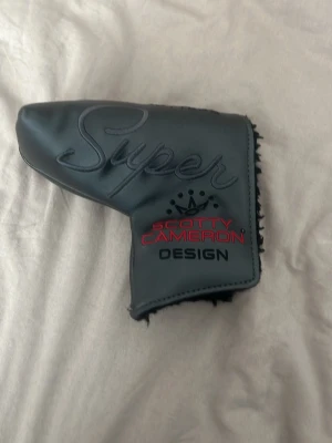 Scotty Cameron headcover - NY Scotty Cameron headcover!!! Super snygg och användbar för sin putter eller som samlarobjekt🤩hör av er vid frågor!!