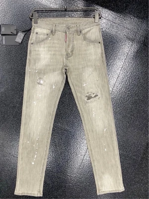 grå slim fit jeans från Dsquared2 - Snygga grå slim fit jeans från Dsquared2 med slitningar och vita färgstänk för en cool, trendig look. 
