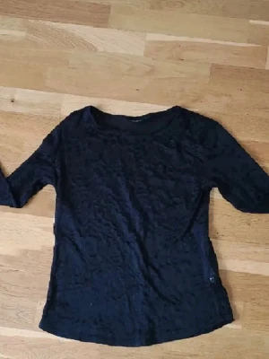 Topp Kappahl  - Topp från Kappahl i storlek S.  Mönstret gör så att den är lite genomskinlig, perfekt att ha över exempelvis ett linne. Mycket bra skick.