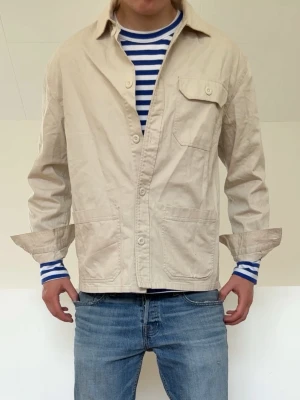 Beige overshirt - Beige Overshirt i strl S. Mycket bra skivk utan nåra defekter och hör gärna av er vid frågor elr funderingar!!