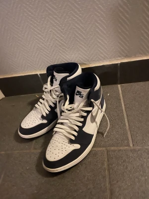 Jordan 1 high midnight blue st 44,5 - Bra skick, köpte dom för ca 5 år sedan på restocks.net. Använda bara i fint väder. Säljer för jag inte har använt på ca 4 år. Finns creesskydd.