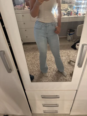 Ljusblå bootcut jeans - Säljer ett par ljusblå jeans. Jeansen har normal midja och är tillverkade i denim. De är knappt använda. Köptes för typ 400kr