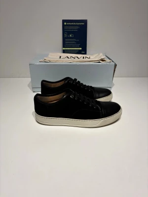 Lanvin DBB1 Nappa Captoe Sneaker - Skick: 7/10, bra skick utan några större defekter, mockan och captoen är i väldigt fint skick | Ingår: skor, låda och dustbag 😊 | Nypris +- 5000 sek | Sjukt stilrena och perfekta nu till våren och sommaren! | Hör gärna av dig om du har några frågor! 🍾 🍾