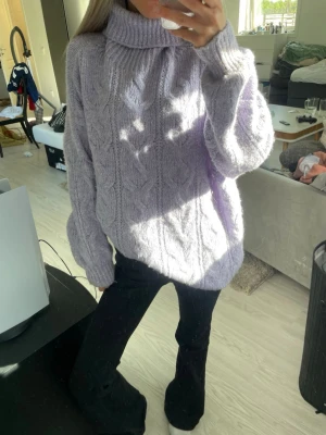 Ljuslila kabelstickad polotröja - Ljuslila oversized kabelstickad tröja med polokrage💕