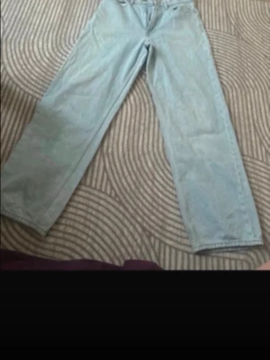 Ljusblå raka jeans från Vailent - Säljer ett par ljusblå jeans från Vailent i storlek XS. Jeansen har rak passform och klassisk femficksdesign. Tillverkade i denim med synliga sömmar. Perfekta för en avslappnad och trendig look.