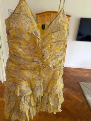 Gul sommarklänning - Säljer denna gula populära klänning från H&M, aldrig använd i bra skick