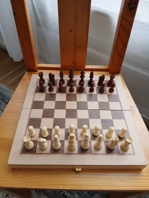 Schackspel i trä med vikbart bräde - Snyggt schackspel i trä med vikbart bräde och klassiska pjäser 