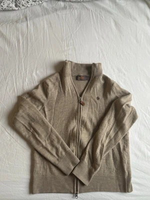 Beige merinoull zip cardigan från morris - Tröjan har krympt lite och passar mer XS-XXS Inga fläckar eller hål Längd: 55cm, Bredd: 45cm  Skriv vid funderingar Pris kan diskuteras vid snabb affär