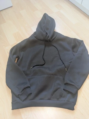 Svart hoodie - Fin svart hoodie. Aldrig använd! Helt ny. Svart. Storlek XS☺️💕