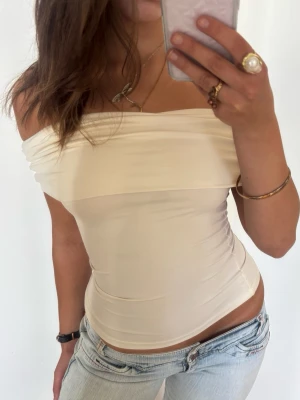 Offshoulder cremevit topp - Såå fin Offshoulder cremevit topp. Jag är 168 och det är mina bilder, köp via köp nu direkt eller Swish, kvar tills markerad som såld 💖 