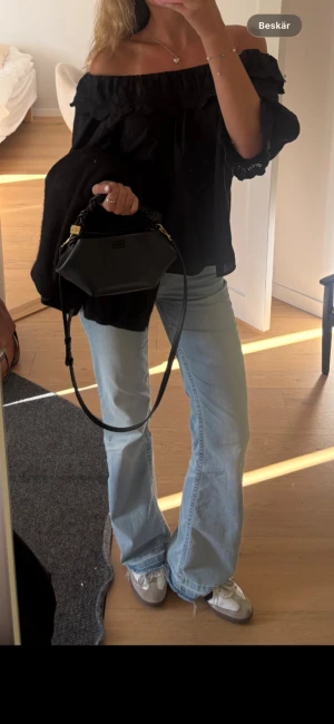Ljusblå bootcut jeans med låg midja - Säljer ett par ljusblå jeans med bootcut och låg midja från Nelly. Nypris 699kr!💕