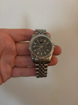 Datejust 40mm Dark Rhodium - Jubilee - 40mm datejust med dark rhodium dial på ett fint jubilee armband. Några länkar är borttagna men fås såklart med. Ingen box endast klocka
