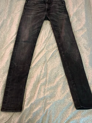 Replay jeans - Säljer nu dessa oerhört snygga Replay jeans. Skick: 9/10, i princip nyskick. Storlek W29 L32, så dom Passar dig som är 170 - 180cm lång skulle jag säga. Nypris: 1300kr. Bara att höra av sig vid fler frågor🤝
