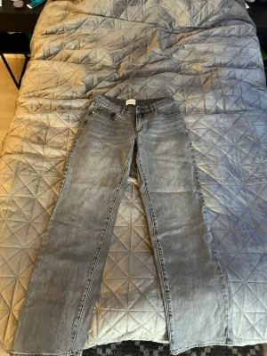 Grå raka jeans från Abrand Jeans - Snygga grå jeans från Abrand Jeans med rak passform och klassisk femficksdesign. Jeansen har en mellan hög midja och är tillverkade i ett slitstarkt denimtyg. Perfekta för dig som gillar en avslappnad och trendig stil.