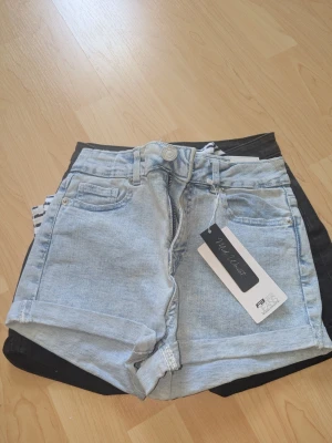 Shorts  - Fina blå shorts i storlek XS☺️💕. Nya med prislapp.
