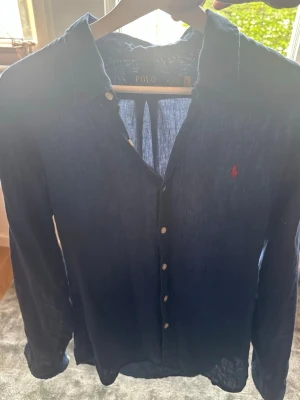 Blå linneskjorta från Polo Ralph Lauren - Snygg marinblå skjorta i linne från Polo Ralph Lauren. Väldigt bra skickt perfekt inför sommaren nypris 1899 mitt pris 599✅