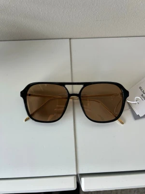 Svarta pilotbågar med bruna glas - Solglasögon från H&M Edition, nypris 349kr. Säljer nya med prislapp kvar. Tygpåse tillkommer💓