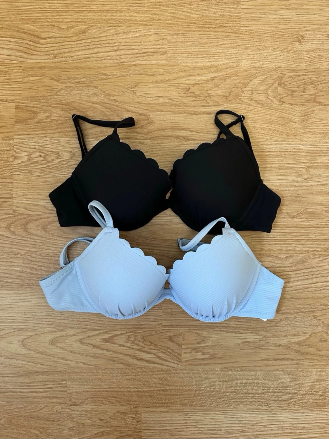 Två bikini överdelar toppar svart ljusblå