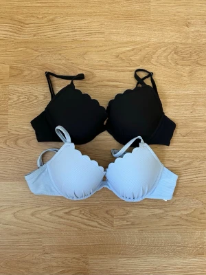 Två bikini överdelar toppar svart ljusblå - Två bikiniöverdelar, en svart och en ljusblå