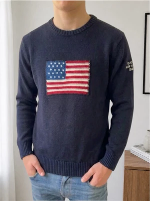 Gant USA tröja - Säljer en sjukt fet mörk blå tröja med USA flagga på bröstet. Strl är M och sitter som M. Tröjan är i bra skick därmed inga defekter. Hör gärna av er vid frågor eller funderingar!! 