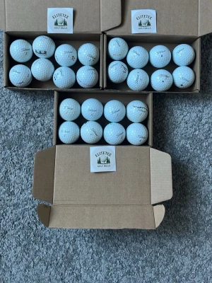 PRO V1 och PRO V1X Golfbollar från Elitetee klass (B/C) - Säljer 12 PRO V1 och 12 PRO V1X golfbollar från Elitetee Boll kvalitet är B/C klass, packade i bruna kartonger. Bollarna är klassiska med dimple-mönster och märkta med olika siffror och loggor. Perfekt för dig som vill fylla på golfbagen inför säsongen.