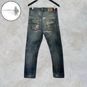 Nudie Jeans selvedge LAB - Nudie Jeans Selvage LAB jeans (W30/L32) i mycket välbevarat skick. Se bild 6 för djupare beskrivning av just detta par och bild 7 för övergripande info om Nudie Lab-serien. Tillverkade i selvedge denim med klassiska LAB detaljer. Hör av dig för mått.                                            ~                                                                              Nypris ca 3 000–7 000 kr. Mitt pris 2 999 kr. Budgivning möjlig, högsta bud gäller. Alla följare får rabatt.
