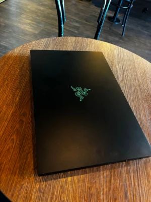 Razer Blade 15 Base - RTX 2060 - mycket bra skick - Säljer min Razer Blade 15 Base som är i mycket bra skick och fungerar utan problem. Datorn är fabriksåterställd och redo för ny ägare.  Specifikationer:  Razer Blade 15 Base 2019/2020 NVIDIA GeForce RTX 2060 Intel Core i7 16 GB RAM 144 Hz-skärm Original laddare ingår Kvitto finns från 2020-06  Datorn har varit väldigt sparsamt använd. Jag köpte en MacBook 2022 och sedan dess har Razern mest stått oanvänd, därför säljer jag den nu. Mycket bra skick.