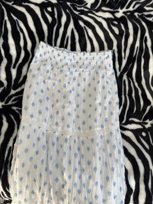 Lång kjol från Gina tricot - Säljer en lång kjol från Gina tricot. Längden är 158-164 men passar även de som är 168. Priset kan såklart diskuteras❤️