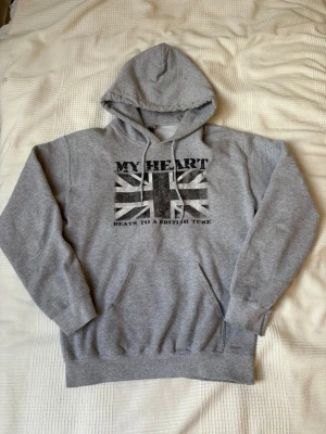 MY HEART hoodie - Säljer denna sköna MY HEART hoodie! Den är i väldigt bra skick och har inga defekter alls. Har varmt och skönt meterial inuti (se bild 3). Pris kan diskuteras🙌 Är det något är det bara slå en pling🤝