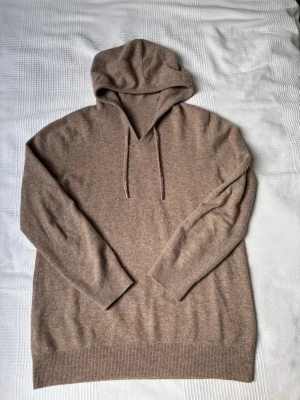 Beige hoodie i kashmir - Säljer denna riktigt feta Kashmir hoodie! Den är i väldigt bra skick och inga defekter eller något med den. Tyvärr för liten för mig. Storlek S. Är det något är det bara höra av sig🤝