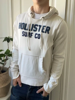Hollister hoodie  -  Hollister hoodie, Inga defekter! Modellen i bilderna är 180 cm 75 kg och bär Storlek M , Kom med frågor! 🌟 (Kan gå ned i pris vid köp av paket 😉) 