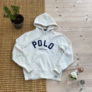 Vit hoodie från Polo Ralph Lauren - Vit hoodie från Ralph Lauren. Inte använd så mycket, nypris runt 2000 mitt pris 750. Tveka inte om du har fler frågor😃