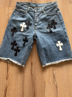 Chrome Hearts Jeansshorts - Säljer dessa chrome hearts jeansshorts då de inte passar mig längre. Midja 30 men passar midja 27-28-29 perfekt också då de är ganska flexibla. tag och påse från chrome hearts inkommer också! Ni vet redan varför de är så billiga🙏