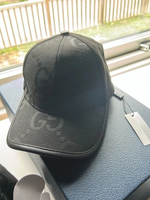 Svart gucci keps - Fet gucci keps till sommaren, den e clean och passar till alla outfits. Helt oanvänd, skriv för mer info, kan skicka med lådan och dustbag om önskat.