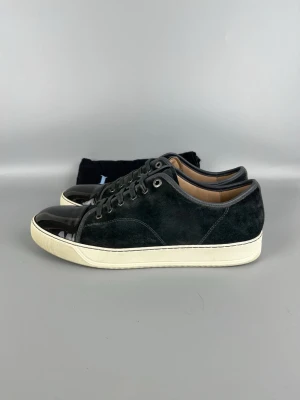 Lanvin Skor Elephant Grey Blanktå - • The shoes have been gently used and are in very good condition  • Size: EU45 / UK11 (fits 46)  • Color: Elephant Grey  • Retail price: 5000 SEK / 450€  • Dustbag included