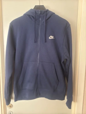 Nike Kofta - Nike huvtröja med dragkedja för herr i storlek S. Använd 2-3 ggr och har inga slitage!