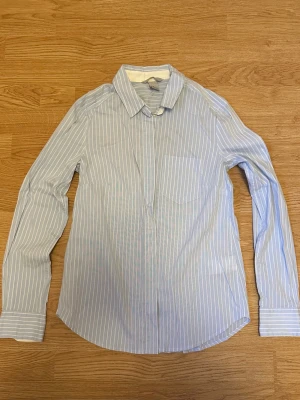 Blå vit randig skjorta - Klassisk blå-vitrandig skjorta, strl 36, H&M