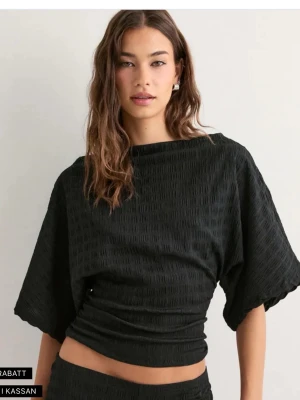 Svart topp från Nelly - Helt ny med prislapp kvar! 🖤 Säljs då den ej kommer till användning. Köpt för 299kr.