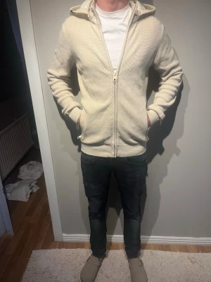 Beige Cardigan ifrån Indicode Jeans - Storleken är S och skicket är nyskick. Har använt 3 gånger. Modellen är 177cm och väger 65kg. Skriv för mer info✨✨