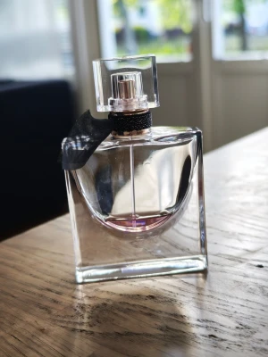 La Vie Est Belle parfym från Lancôme - Uppskattar ca 5ml kvar. Perfekt för dig som vill testa parfymen innan du köper hela flaskan. 