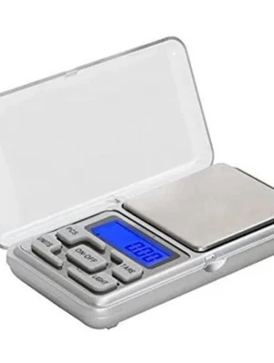 Digital fickvåg med blå display 0,1g/200g - Smidig digital fickvåg i silverfärg med blå bakgrundsbelyst display och tydliga knappar. Perfekt för att väga småsaker exakt. Locket är genomskinligt och vågen har en platt, rektangulär form. Materialet är mestadels plast och metall.