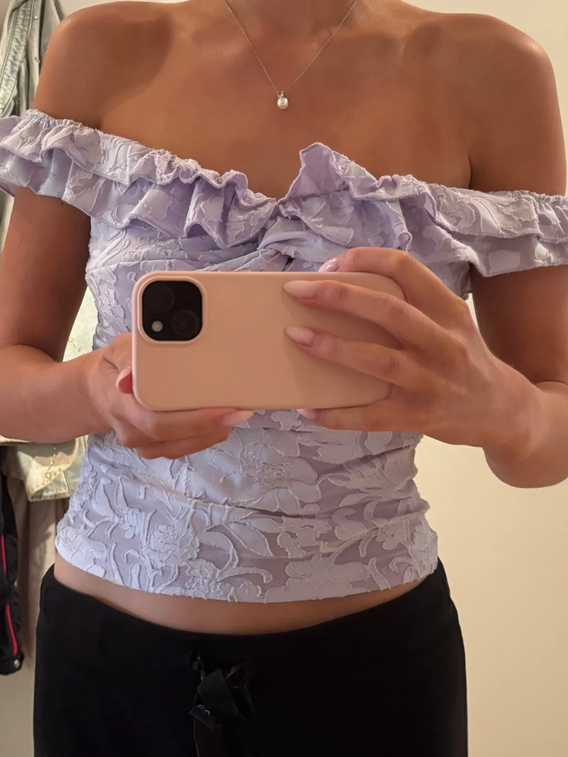 Ljuslila offshoulder topp med volang