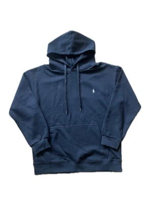 Svart  hoodie från Polo Ralph Lauren - Det är bara kontrasten från de vita som gör att den ser lite blå ut. Riktiga färger ses vid bilden på loggan.