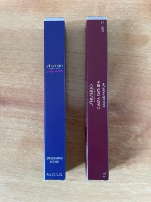 Shiseido Ginza parfym duo 4 ml - Två exklusiva parfymer från Shiseido: Ginza Night i en djupblå förpackning och Ginza Datura i en vinröd ask. Båda är Eau de Parfum i smidiga 4 ml flaskor, perfekta att ha med sig. Snygg design och lyxig känsla för dig som gillar eleganta dofter.