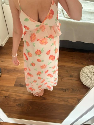 Blommig långklänning med volang - Söt långklänning från gina, perfekt till sommaren💕💕💕