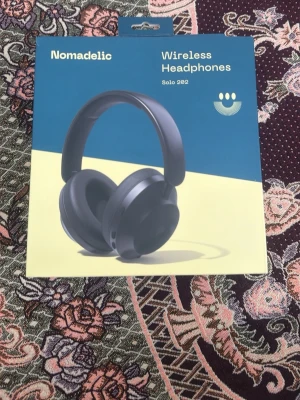 Nomadelic trådlösa hörlurar Solo 202 - Snygga trådlösa over-ear hörlurar från Nomadelic, modell Solo 202. De är svarta med en stilren och modern design. Perfekta för musik, gaming eller videos. Lätta att ta med och använda till mobilen eller datorn.