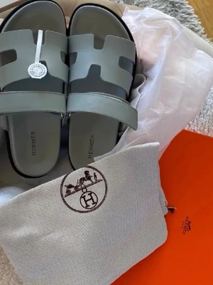 Grå sandaler  - Säljer ett par helt nya/oanvända remsandaler i storlek 39 (passar 38,5). Kommer med box och dust 